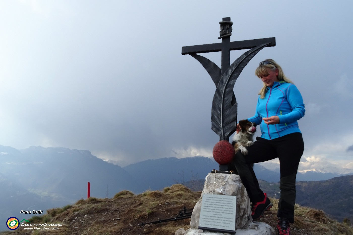 69 Susi felice per la 'conquista' della cima compensa la sua compagna d'avventura.JPG